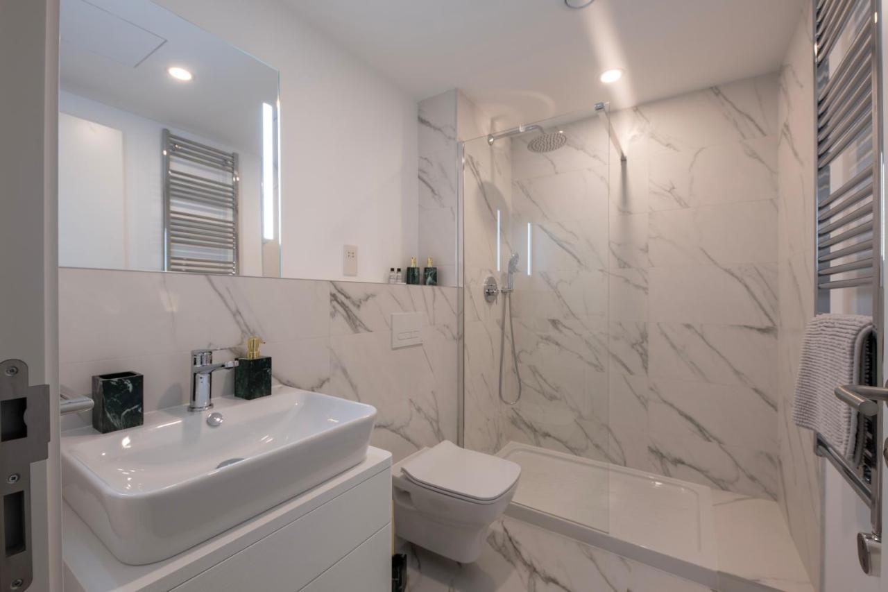 Brand New Luxury 1 Bed 2 Bath Apartment - Spa & Pool Гибралтар Екстериор снимка
